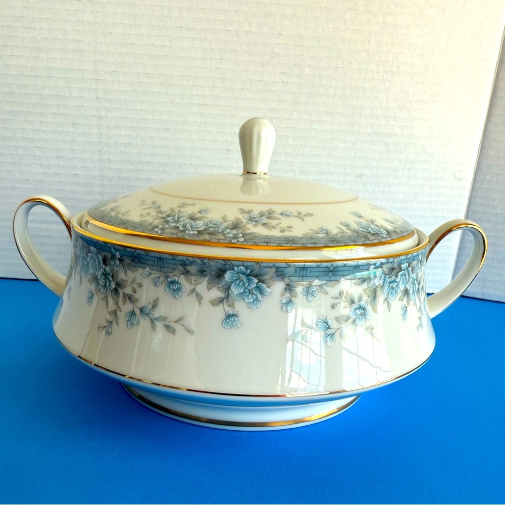 Noritake China Round Covered Vegetable Dish  Avalon 3390 in Blue +Grey Florals
